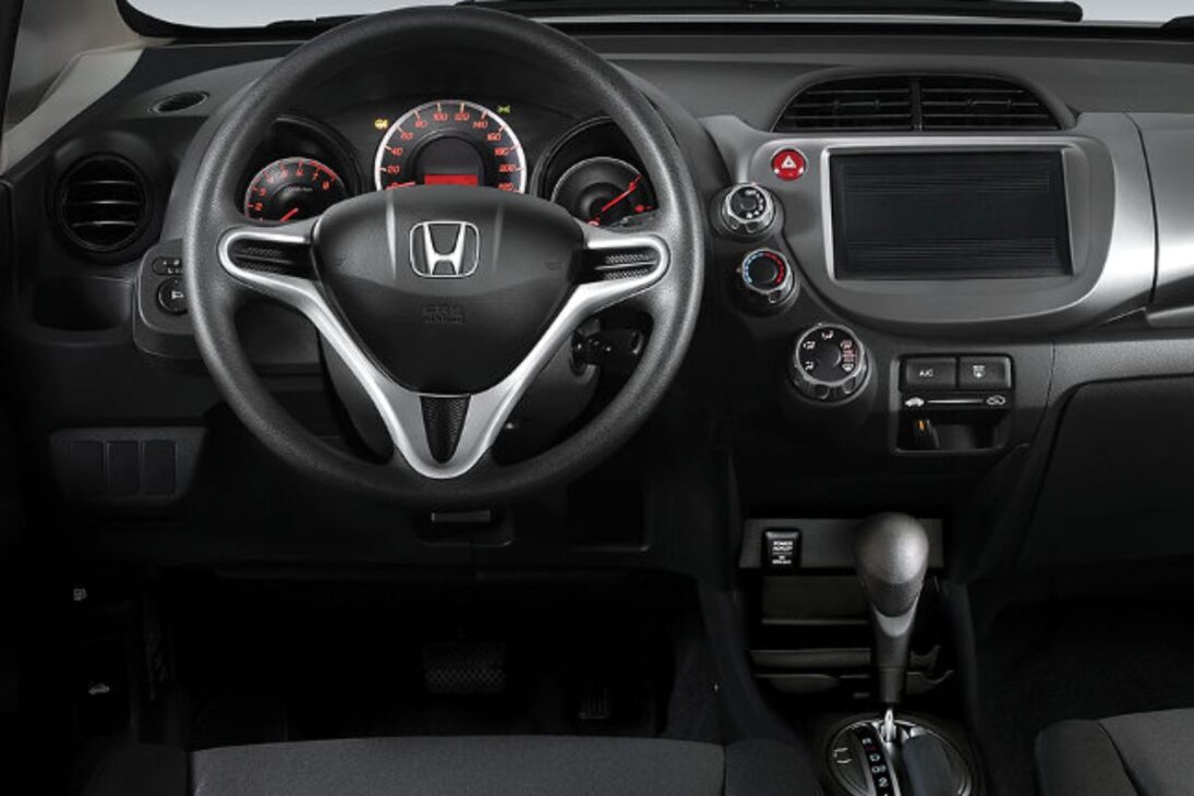 Honda Fit EXL 2014 usado traz motor 1.5 de 116 cv e câmbio CVT com simulação de 7 marchas por preço de compacto básico