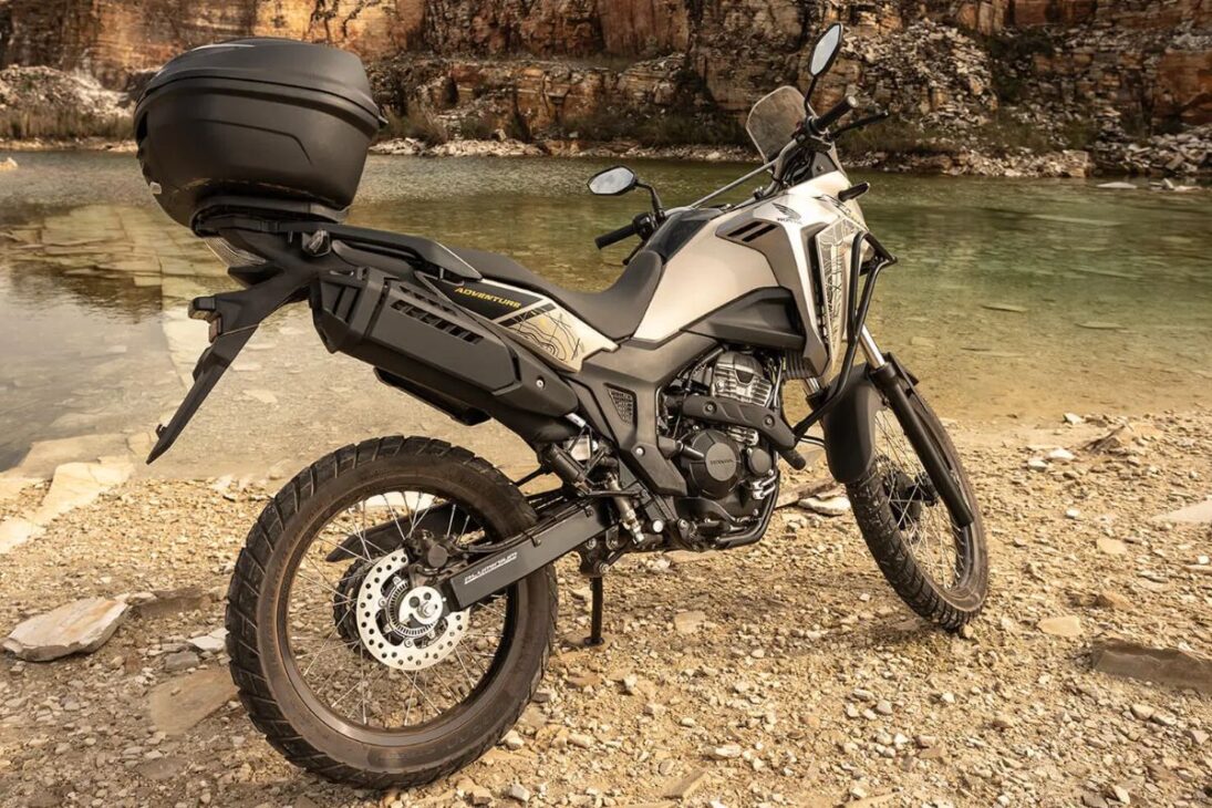 Honda Sahara 300 Adventure 2024 combina velocidade final de 150 km/h com consumo urbano de carro 1.0 econômico