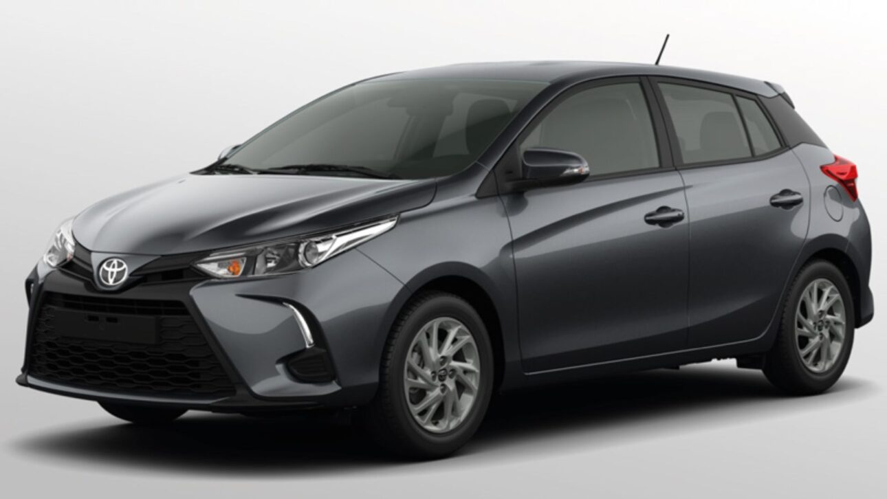 Toyota Yaris se destaca entre os veículos seminovos com bom porta-malas, eficiência no consumo e liquidez no mercado de usados. (Imagem: divulgação)