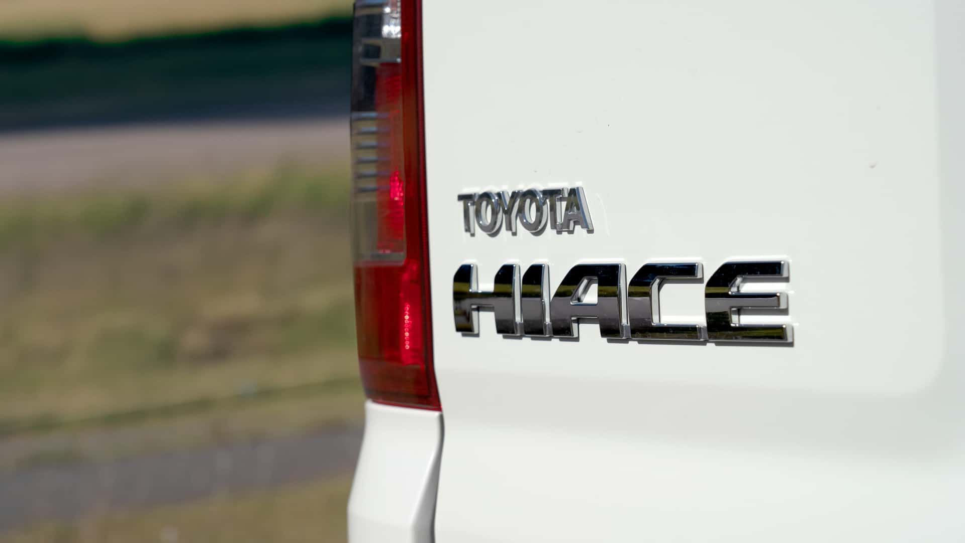 Toyota Hiace chega ao Brasil com motor da Hilux, até 14 lugares e tecnologia avançada, prometendo inovar o mercado de vans de grande porte.