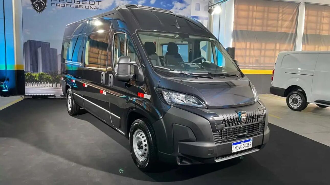 Descubra tudo sobre o novo Peugeot Boxer 2026: motor 2.2 turbodiesel, até 18 lugares, visual renovado e tecnologia para o segmento de vans.