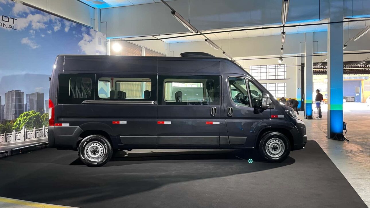 Descubra tudo sobre o novo Peugeot Boxer 2026: motor 2.2 turbodiesel, até 18 lugares, visual renovado e tecnologia para o segmento de vans.
