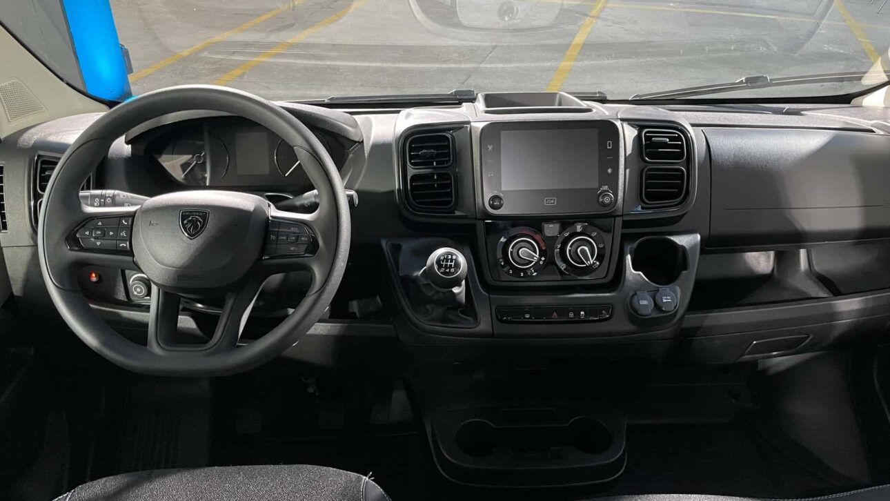 Descubra tudo sobre o novo Peugeot Boxer 2026: motor 2.2 turbodiesel, até 18 lugares, visual renovado e tecnologia para o segmento de vans.