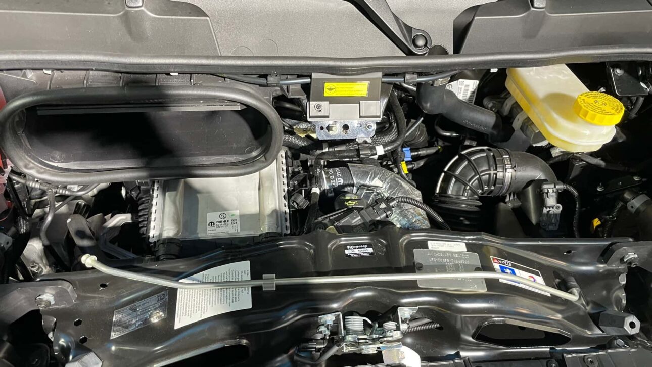 Descubra tudo sobre o novo Peugeot Boxer 2026: motor 2.2 turbodiesel, até 18 lugares, visual renovado e tecnologia para o segmento de vans.