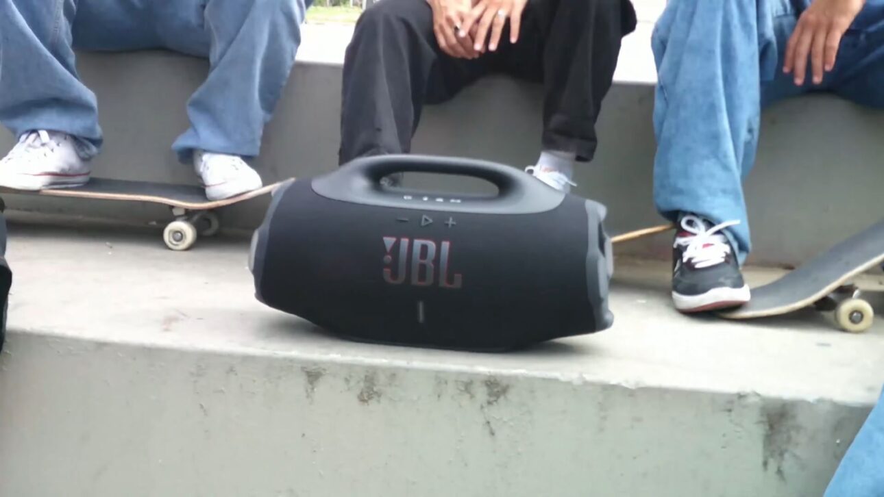 Conheça a nova JBL Boombox 4 com autonomia de 28 horas, resistência à água, som potente e tecnologia de áudio avançada. Descubra os detalhes.