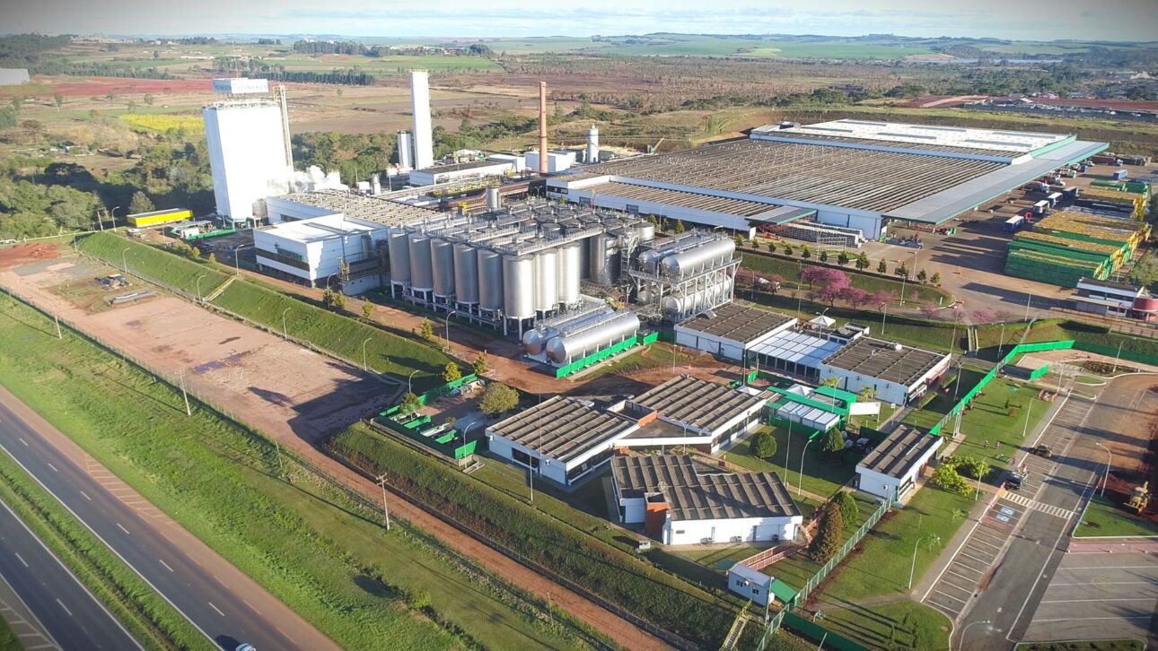 Heineken investe R$ 1,2 bilhão na expansão de sua cervejaria em Pernambuco, triplica produção de Amstel e foca em sustentabilidade.