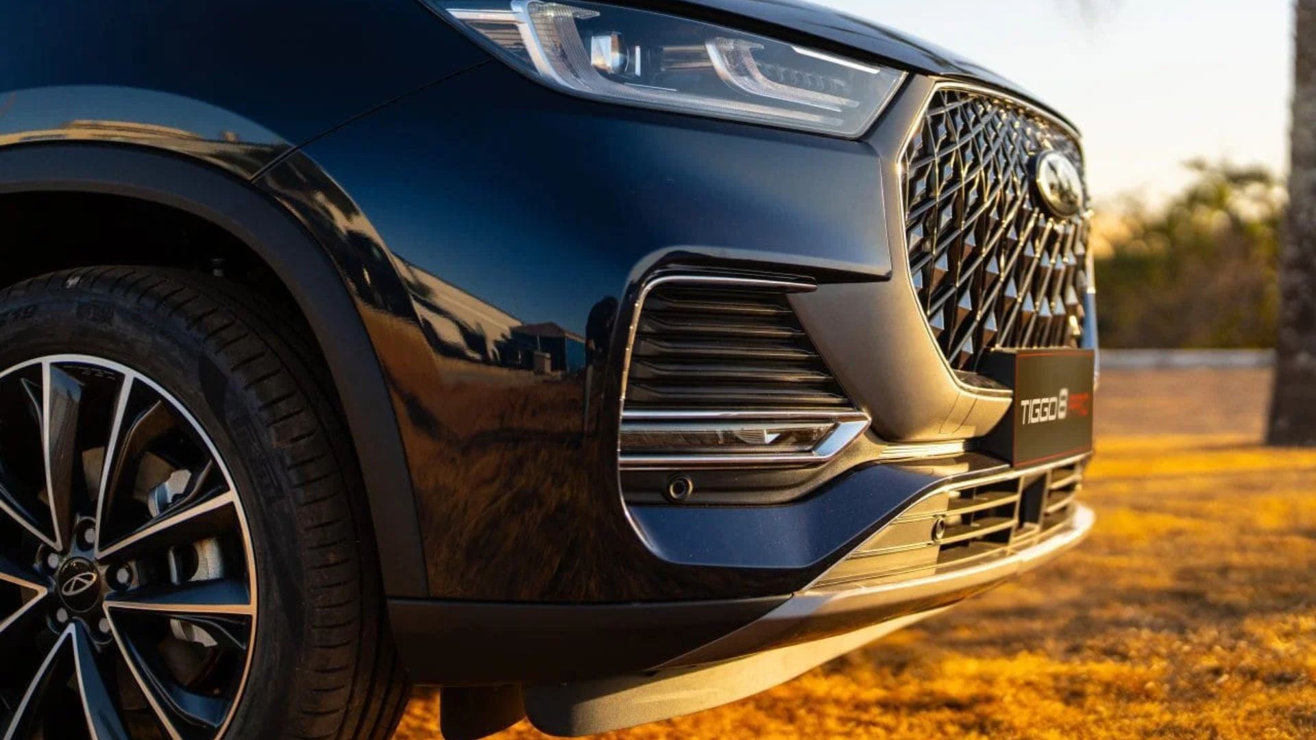 Caoa Chery Tiggo 8 2025 chega com motor híbrido plug-in de 317 cv, até 33,6 km/l e pacote ADAS avançado para sete passageiros.