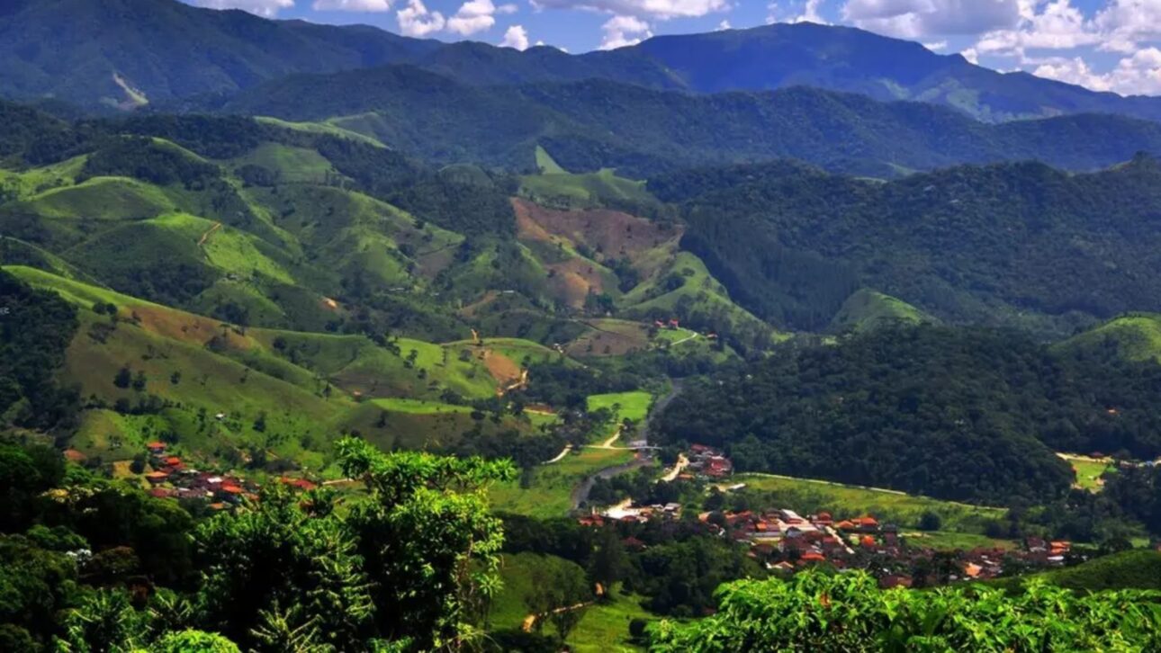 Descubra Visconde de Mauá, refúgio na Serra da Mantiqueira com cachoeiras, trilhas e gastronomia em meio à Mata Atlântica preservada.