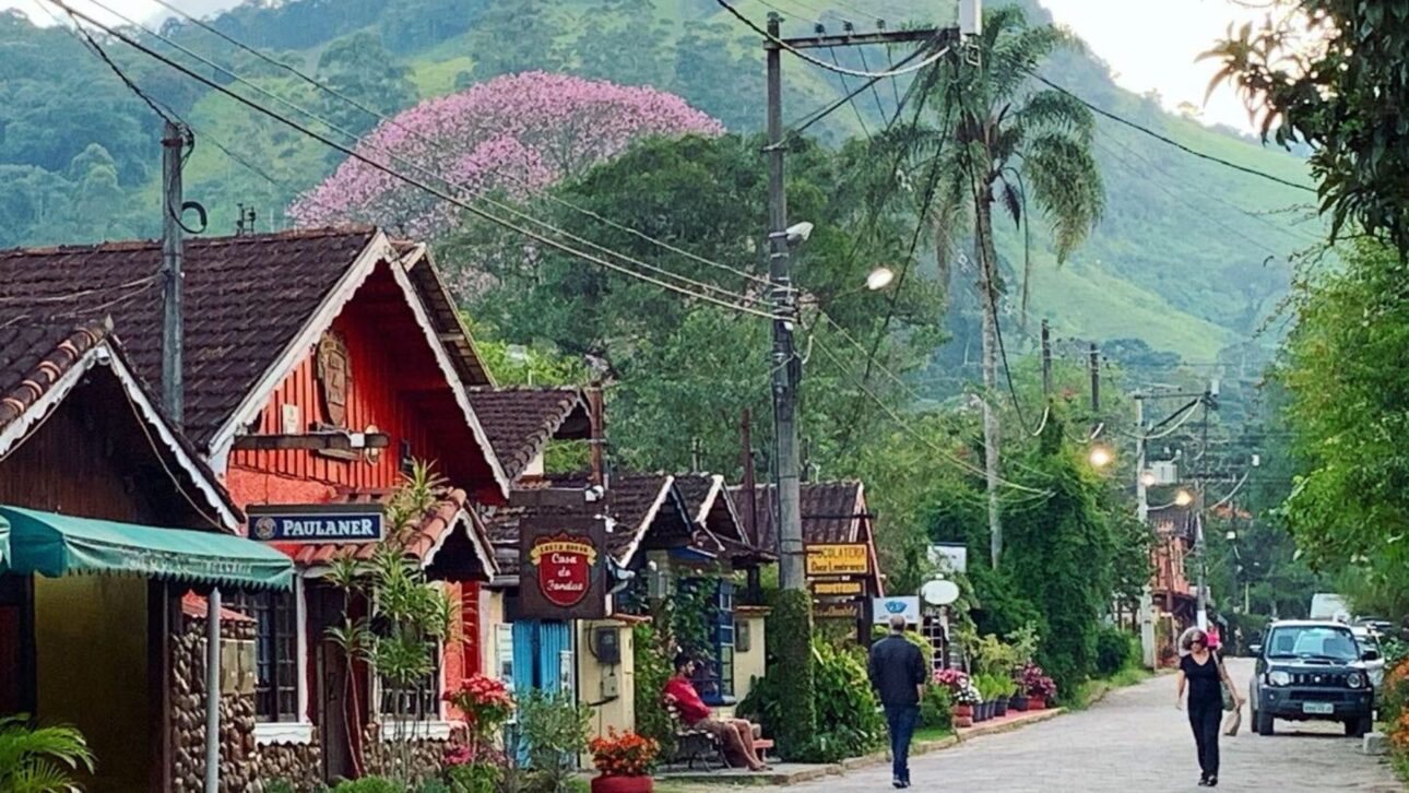 Descubra Visconde de Mauá, refúgio na Serra da Mantiqueira com cachoeiras, trilhas e gastronomia em meio à Mata Atlântica preservada.