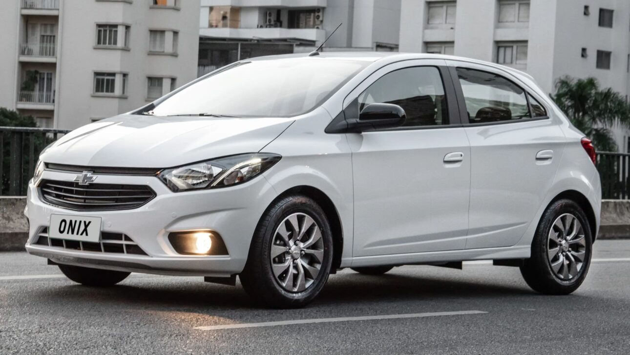 Chevrolet Onix usado lidera preferência no segmento de hatches com manutenção acessível (Foto: divulgação)