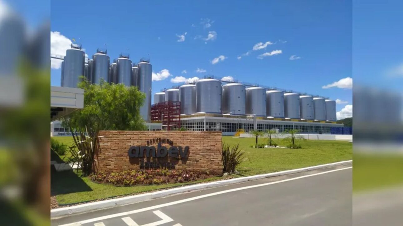 Ambev investe R$ 870 milhões em fábrica de garrafas no Paraná para reforçar logística e enfrentar a concorrência no setor de cervejas.