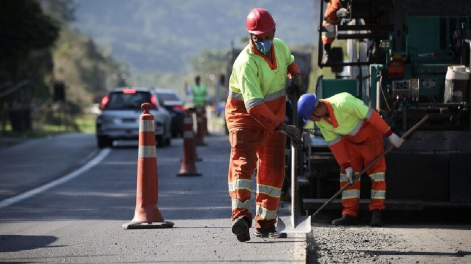 Obras de R$ 4,3 bi vão transformar rodovias do litoral paulista até 2032, mas motoristas enfrentarão congestionamentos e impactos no turismo.