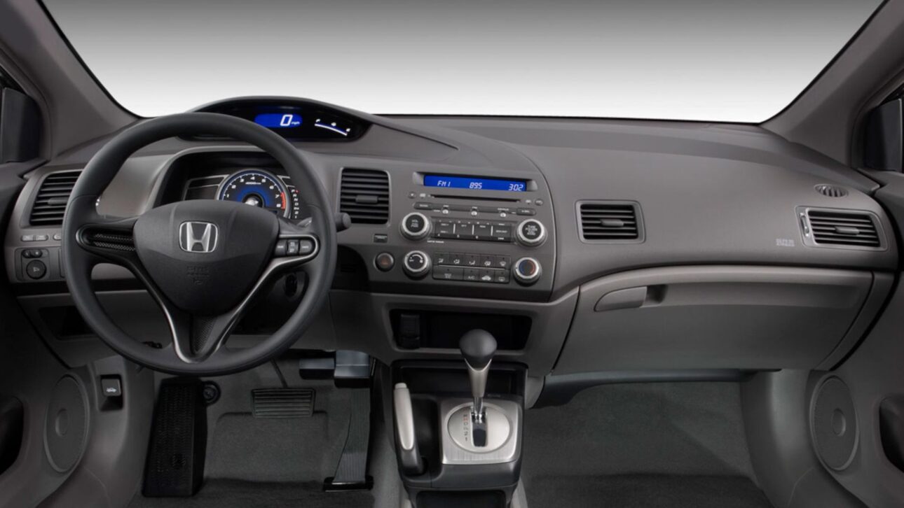 Honda Civic 2001–2006 usado com motor 1.7 16V, câmbio automático e preço a partir de R$ 24 mil mantém confiabilidade e conforto