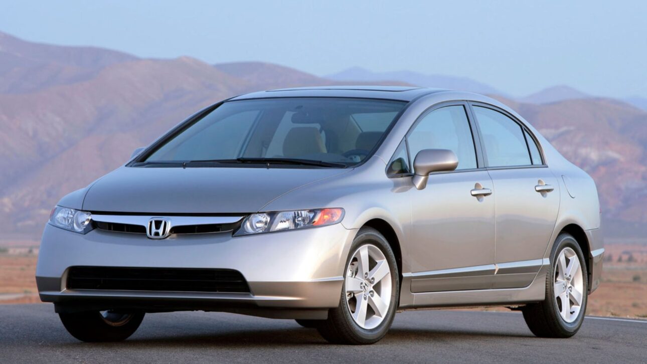 Honda Civic 2001–2006 usado com motor 1.7 16V, câmbio automático e preço a partir de R$ 24 mil mantém confiabilidade e conforto