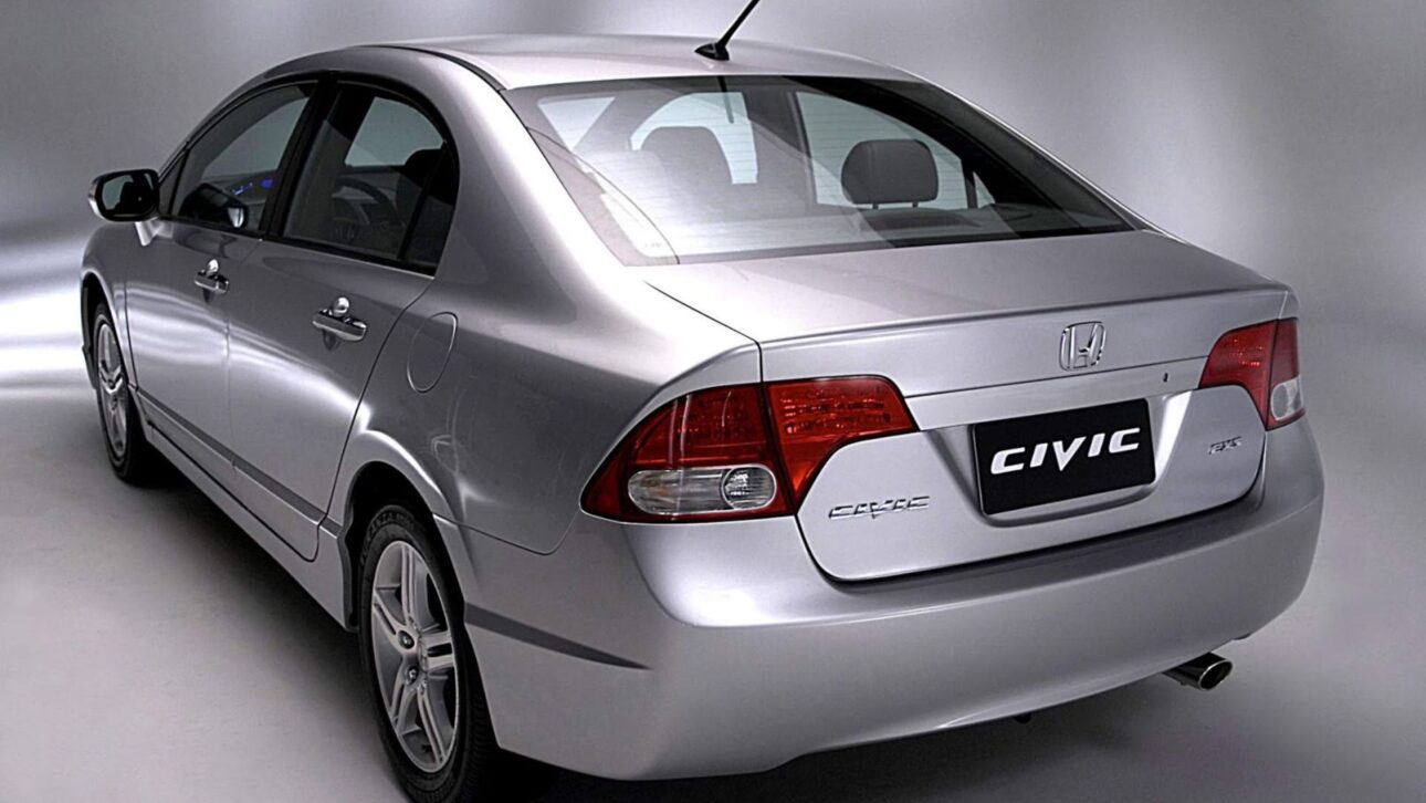 Honda Civic 2001–2006 usado com motor 1.7 16V, câmbio automático e preço a partir de R$ 24 mil mantém confiabilidade e conforto