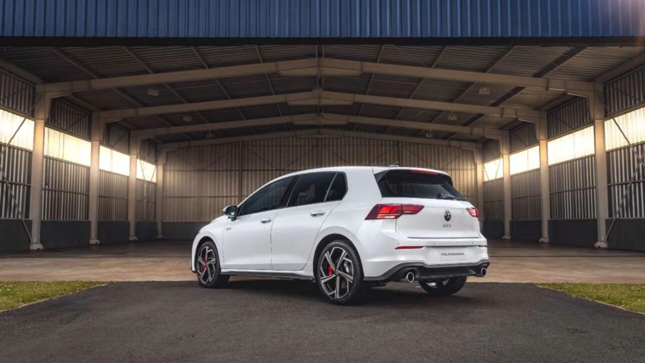 Volkswagen confirma Golf GTi 2025 no Brasil com motor 2.0 turbo de 265 cv, câmbio DSG e pacote europeu completo. Pré-venda em setembro.
