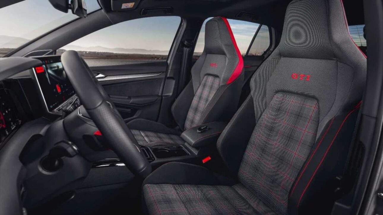 Volkswagen confirma Golf GTi 2025 no Brasil com motor 2.0 turbo de 265 cv, câmbio DSG e pacote europeu completo. Pré-venda em setembro.