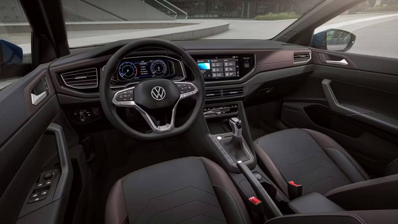 Interior refinado do Virtus Exclusive 2025 – painel digital, acabamento em couro sintético e iluminação ambiente. (Imagem: Divulgação Volkswagen)