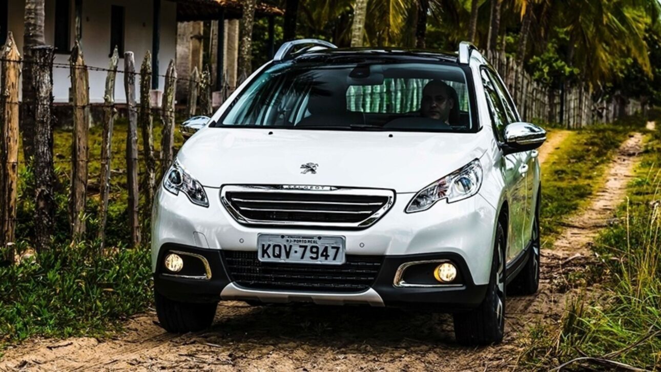 Peugeot 2008 1.6 THP luxo com até 173 cv, teto solar e bom espaço, destaque entre SUVs compactos usados acessíveis. (Imagem: UOL Carros)