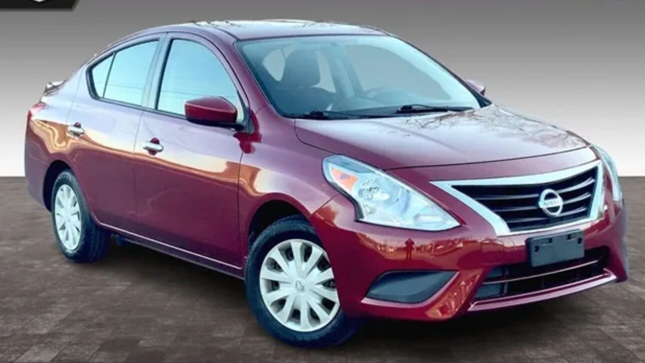 Nissan Versa 1.6 usado com 460 L de porta-malas, consumo de 13 km/l e espaço interno generoso para famílias. (Imagem: Ingram Park Nissan)