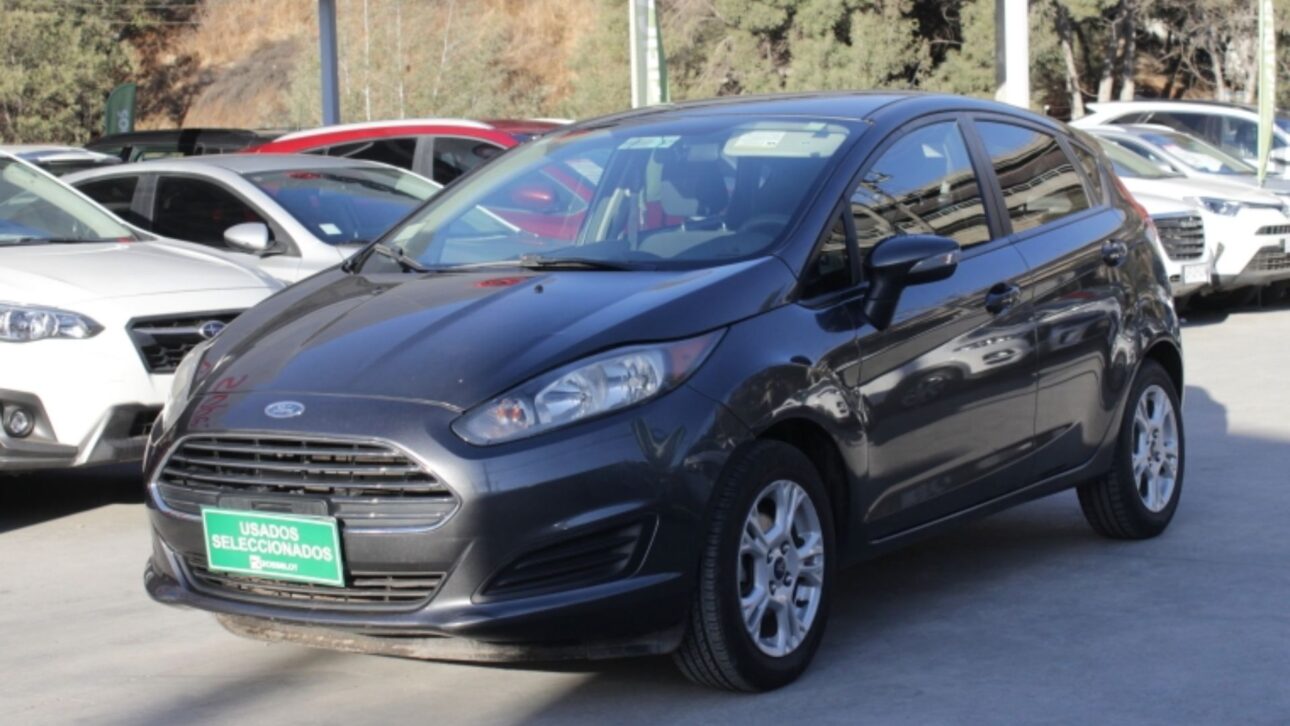 Ford Fiesta 1.6 hatch usado com boa dinâmica, câmbio manual ágil e eficiência urbana com 12 km/l com gasolina. (Imagem: Rosselot Usados)