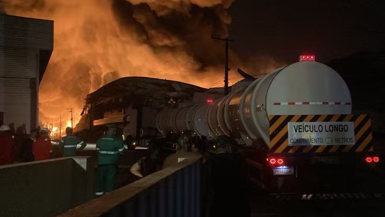 Incêndio destrói fábrica da Effa no Amazonas, paralisa produção de carros e mobiliza 148 bombeiros. Saiba quais veículos eram produzidos.