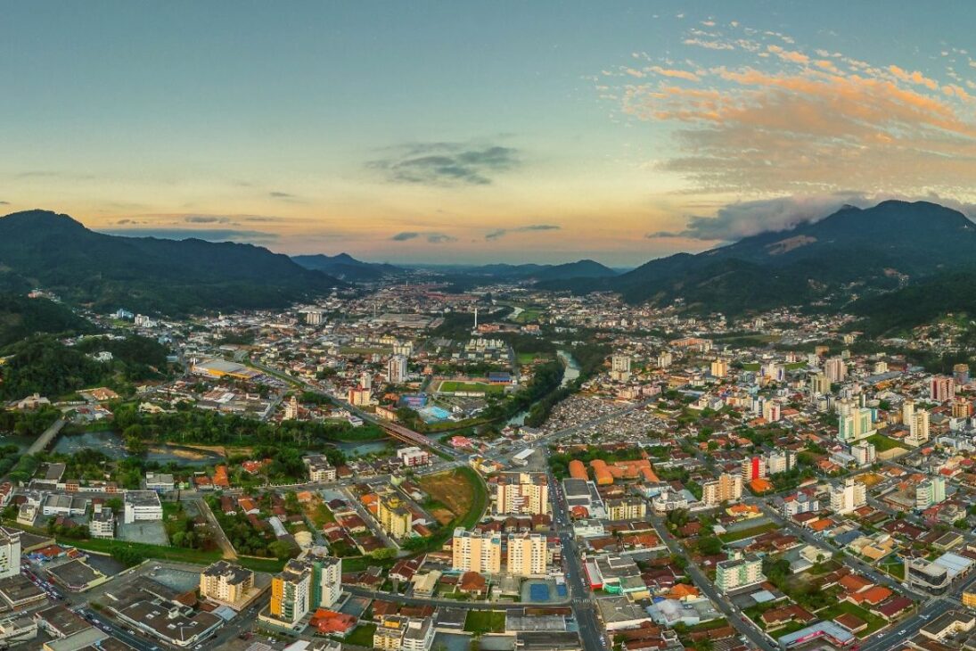 Manchester Catarinense é polo têxtil e metalúrgico, gera milhares de empregos e se mantém entre as cidades mais desenvolvidas do Sul do Brasil