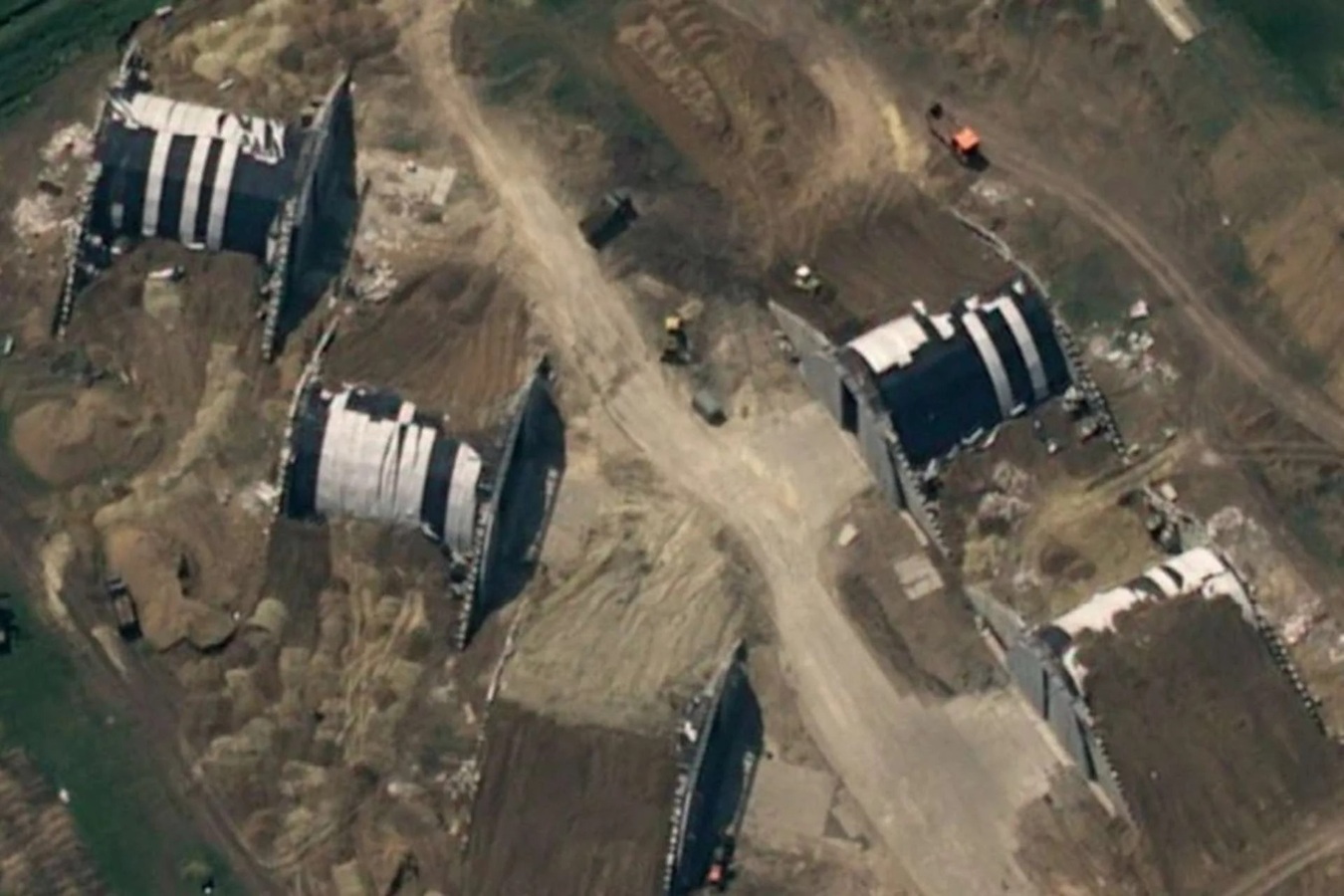 Essas instalações provavelmente visam acomodar ativos de alto valor das Forças Aeroespaciais Russas, como os caças-bombardeiros Su-30SM e Su-34, anteriormente estacionados na região, e podem servir como áreas de armazenamento ou preparação para munições de longo alcance destinadas a ataques em território ucraniano (Fonte da imagem: Ministério da Defesa do Reino Unido)