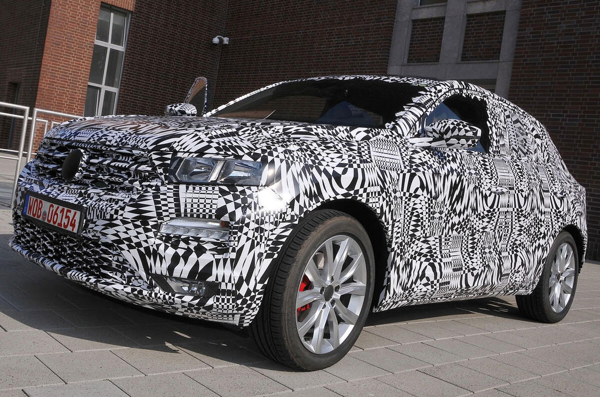 Protótipo camuflado do Volkswagen T-Roc híbrido em testes no Brasil