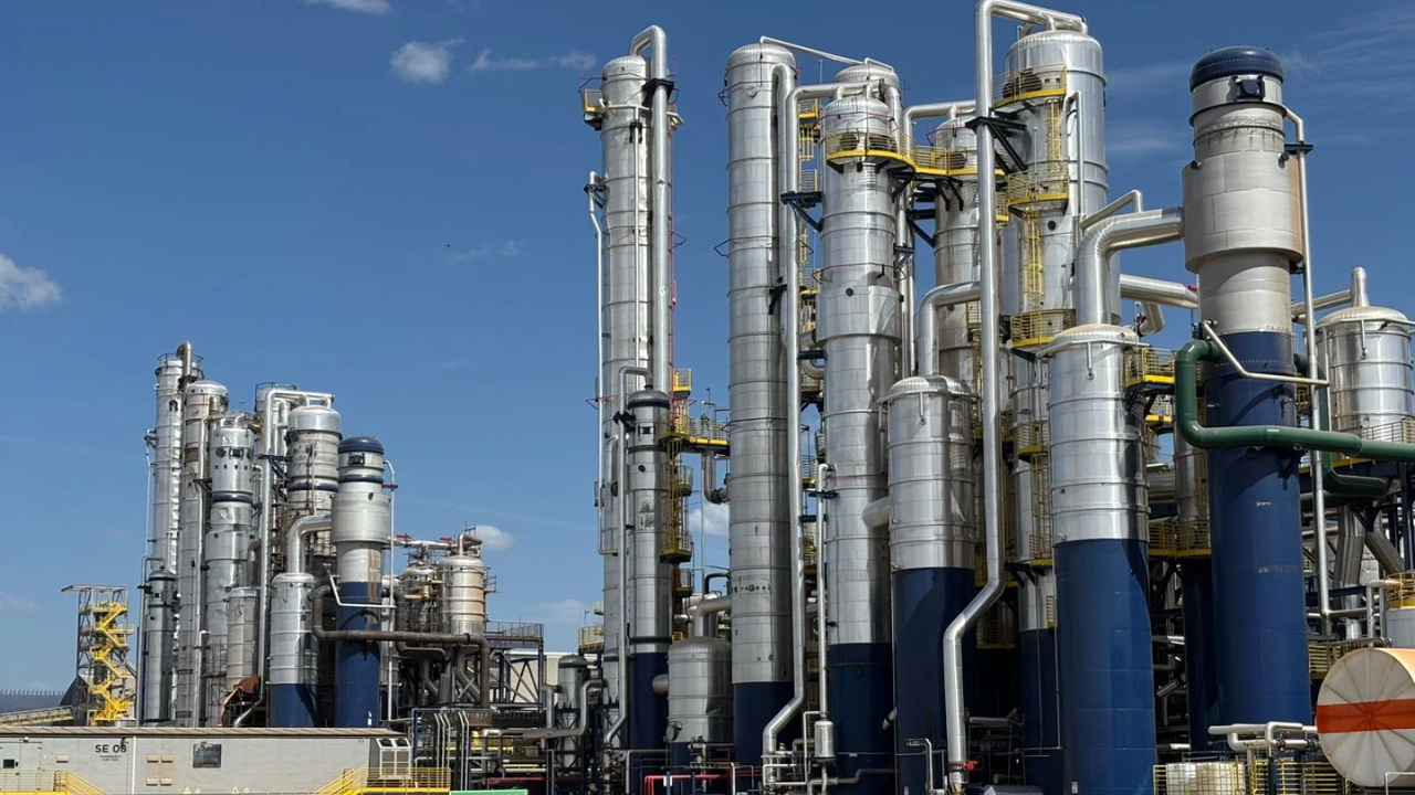 A primeira usina dedicada à produção de etanol de milho do Nordeste começa a operar em Balsas (MA), com foco no abastecimento local e na exportação de subprodutos como DDGS. Fonte: Agro Estadão