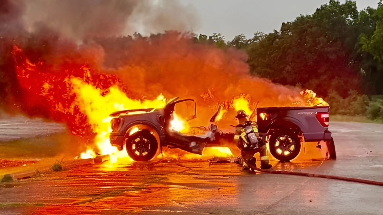 Durante uma tempestade no Michigan, um raio atingiu uma Ford F-150, provocando um incêndio. Motorista escapou das chamas.