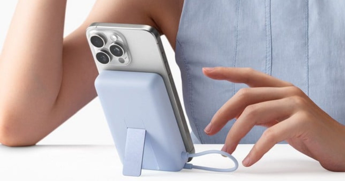 Conheça a Magnetic Stand Power Bank 10000 7.5W da Xiaomi, com recarga rápida, cabo flexível e suporte magnético para celulares. Descubra mais. (Imagem: Reprodução/Xiaomi)