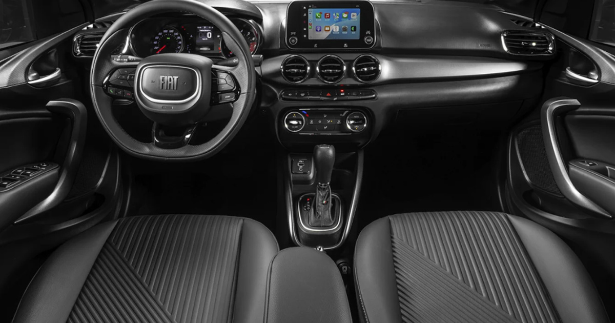 Fiat Cronos 2026 é o sedan automático PCD mais acessível de 2025, com motor 1.3 CVT, consumo eficiente e porta-malas de 525 litros. (Foto: webmotors)