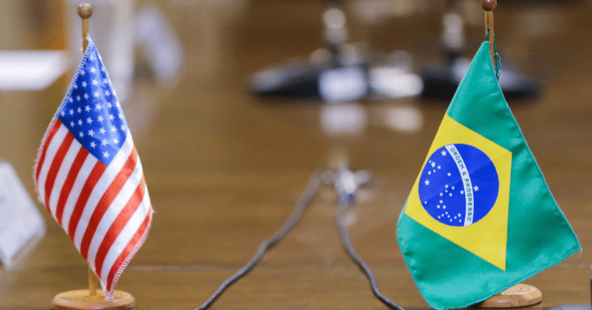 Brasil enfrenta tarifas de 50% dos EUA e busca apoio dos Brics. Conflito inclui sanções a Moraes e pressiona comércio bilateral.