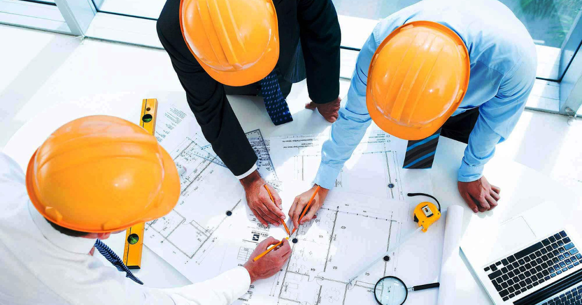 Mercado de engenharia aquecido enfrenta queda de estudantes e risco de déficit de 1 milhão de profissionais no Brasil até 2030.