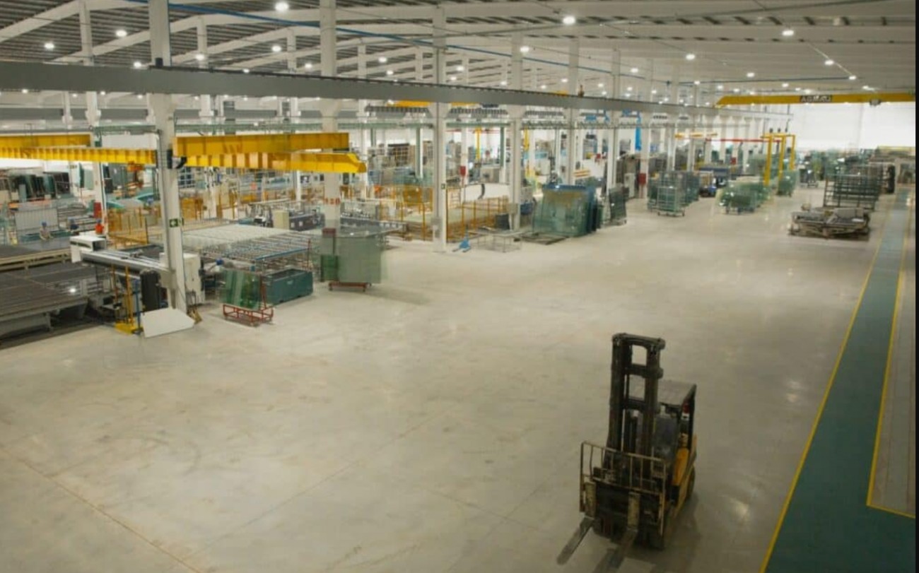 O "Tarifaço" de Trump causou férias coletivas, mas a medida é diferente de uma demissão. Entenda o que a lei garante aos 800 funcionários.