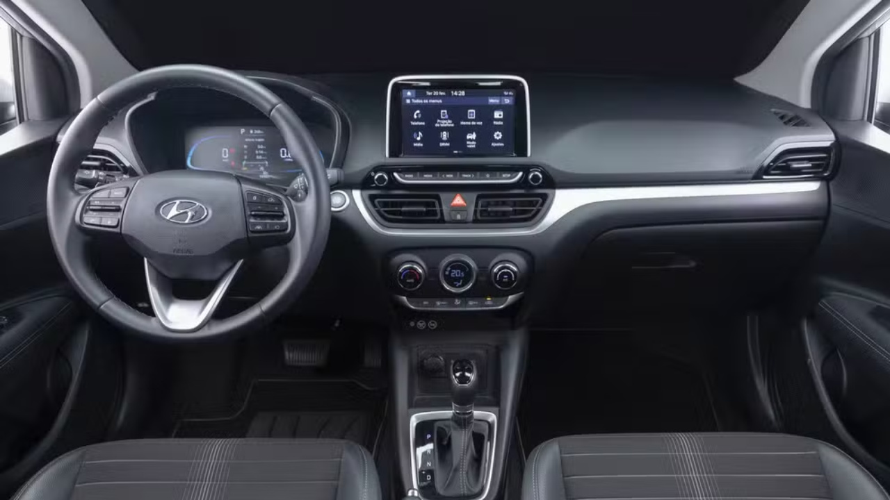 Confira cinco modelos de carros 0km que podem ser comprados por até R$ 135 mil no Brasil. Lista inclui sedan, SUV, hatch, picape e até opção com motorização eletrificada. Fonte: Auto Esporte