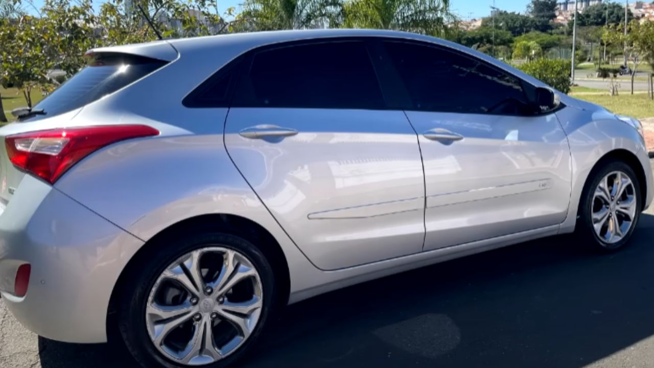 Hyundai HB20: Não é recomendado na lista principal (focada em médios), mas é citado como referência de manutenção acessível, já que o i30 1.6 compartilha peças com ele. Imagem: Canal Opinião Sincera