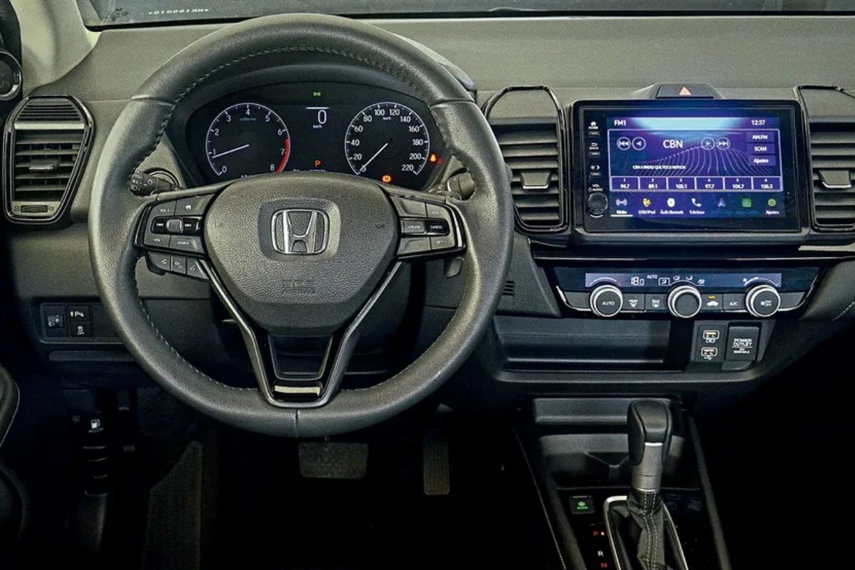 Versão intermediária do Honda City Sedan recebeu equipamentos antes restritos ao topo de linha, mas preço supera rivais 1.0 turbo.