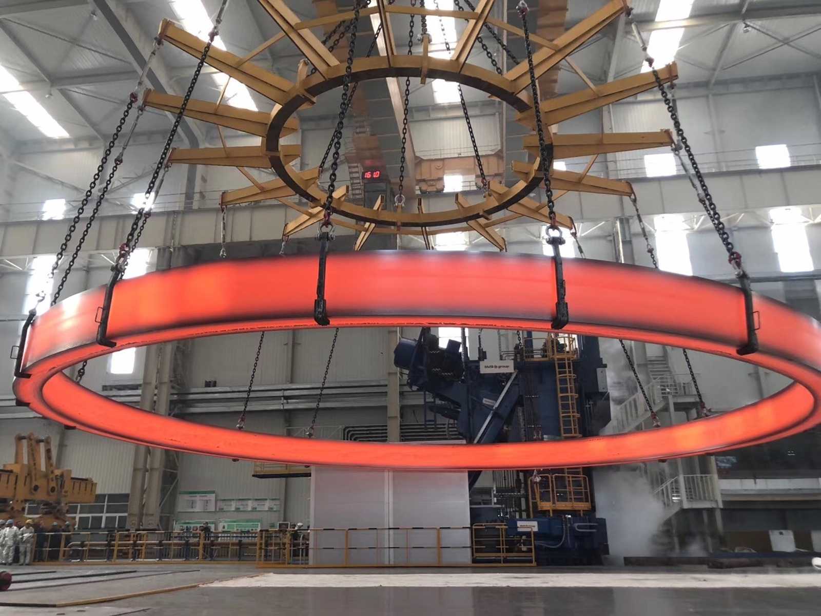 Forjado no fogo: China cria anel de aço de 15 metros, 150 toneladas e supera 1.000 °C de calor