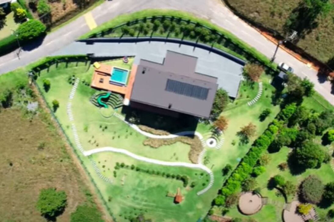 Campo dos sonhos em Campos do Jordão: casa moderna envidraçada no Iporanga com piscina aquecida, sauna, automação completa e vista inesquecível do pôr do sol