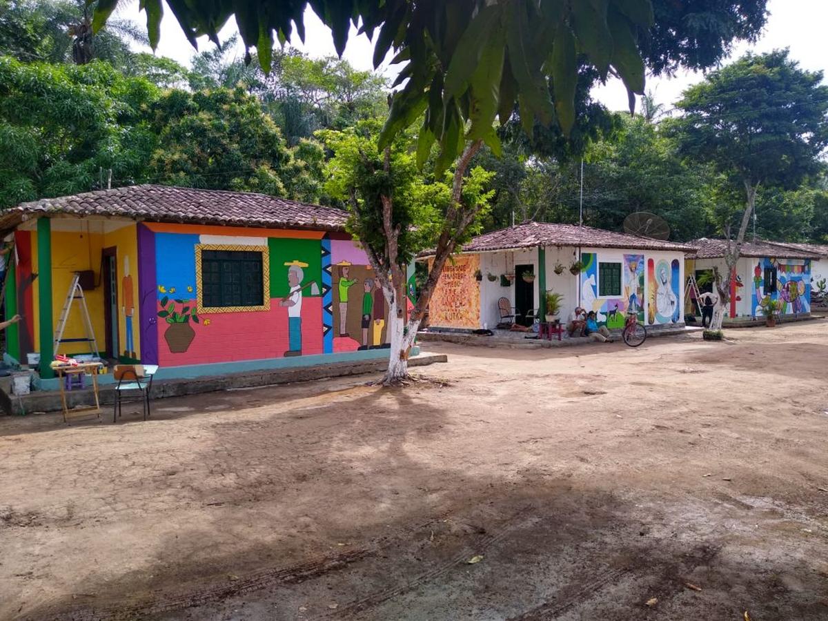 Casas coloridas e decoradas em Chã de Jardim, Paraíba, mostram identidade cultural e tradição em meio ao polo gastronômico milionário.