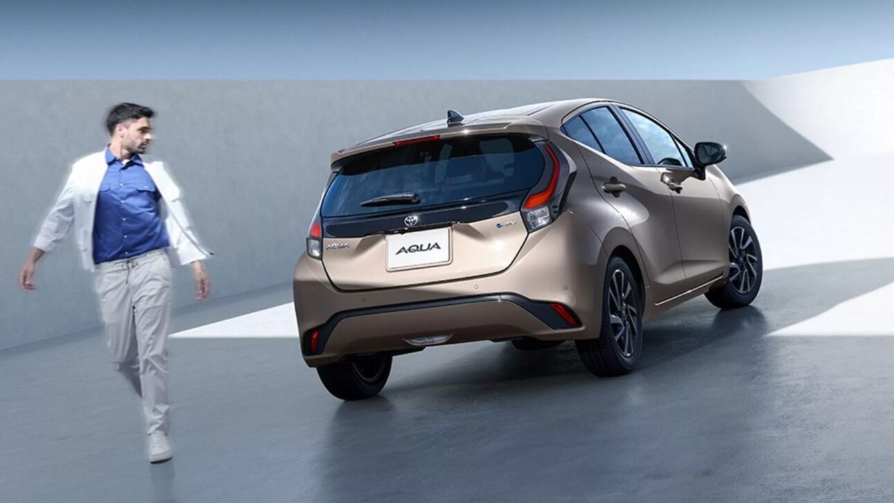 Toyota lança Aqua no Japão, hatch híbrido com design do Prius e motor do Yaris Cross, rival direto de Honda Fit e Nissan Note.