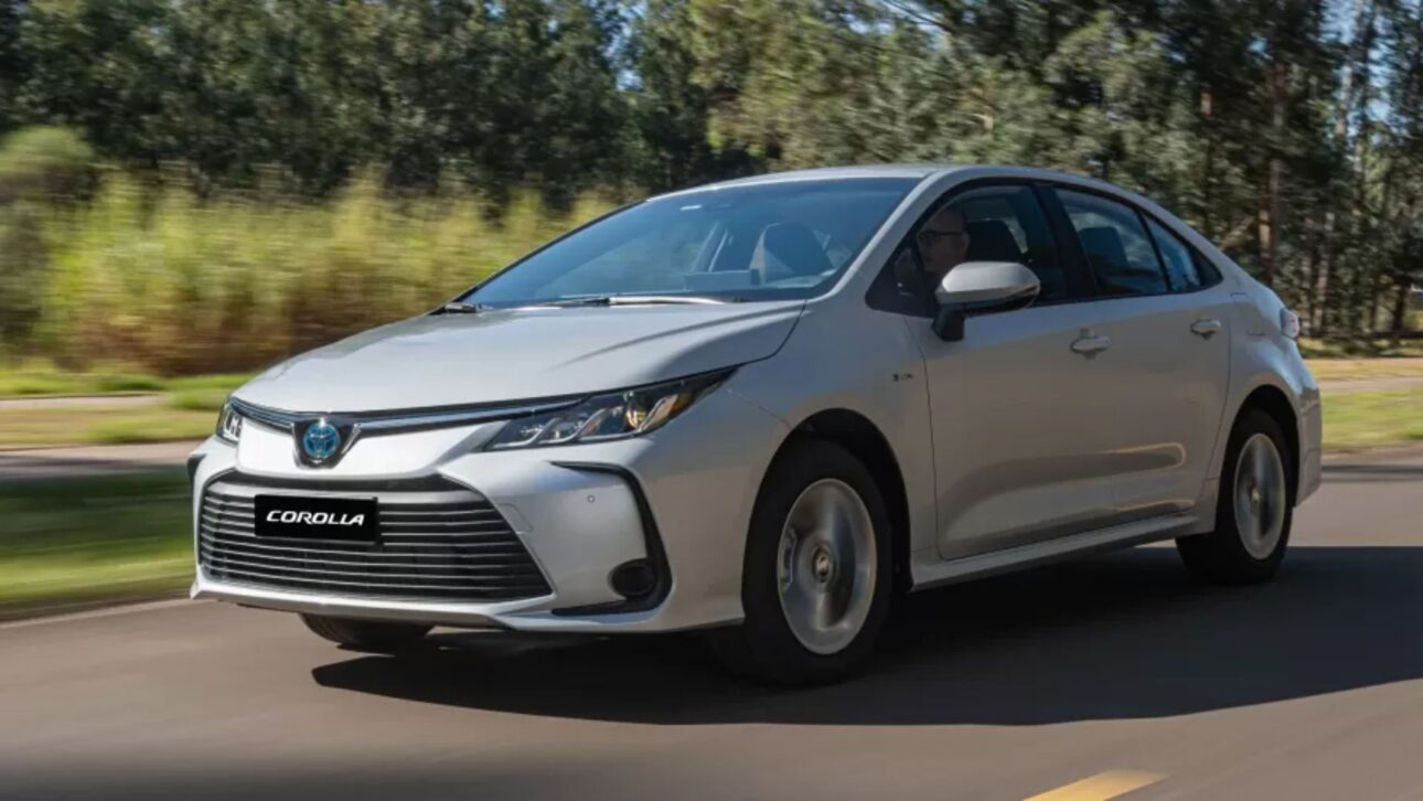 Toyota lança Corolla GLi Hybrid com motor híbrido flex, consumo de 17,5 km/l, pacote ADAS de segurança e garantia de até 10 anos.