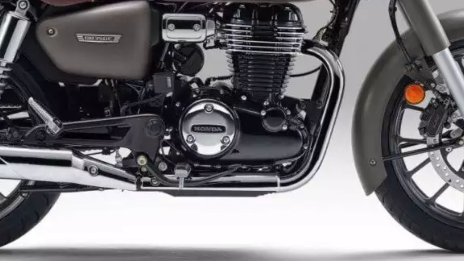 Honda lança a GB350 C 2026 no Japão, moto clássica de 348 cc, câmbio de 5 marchas e consumo de até 47 km/l.