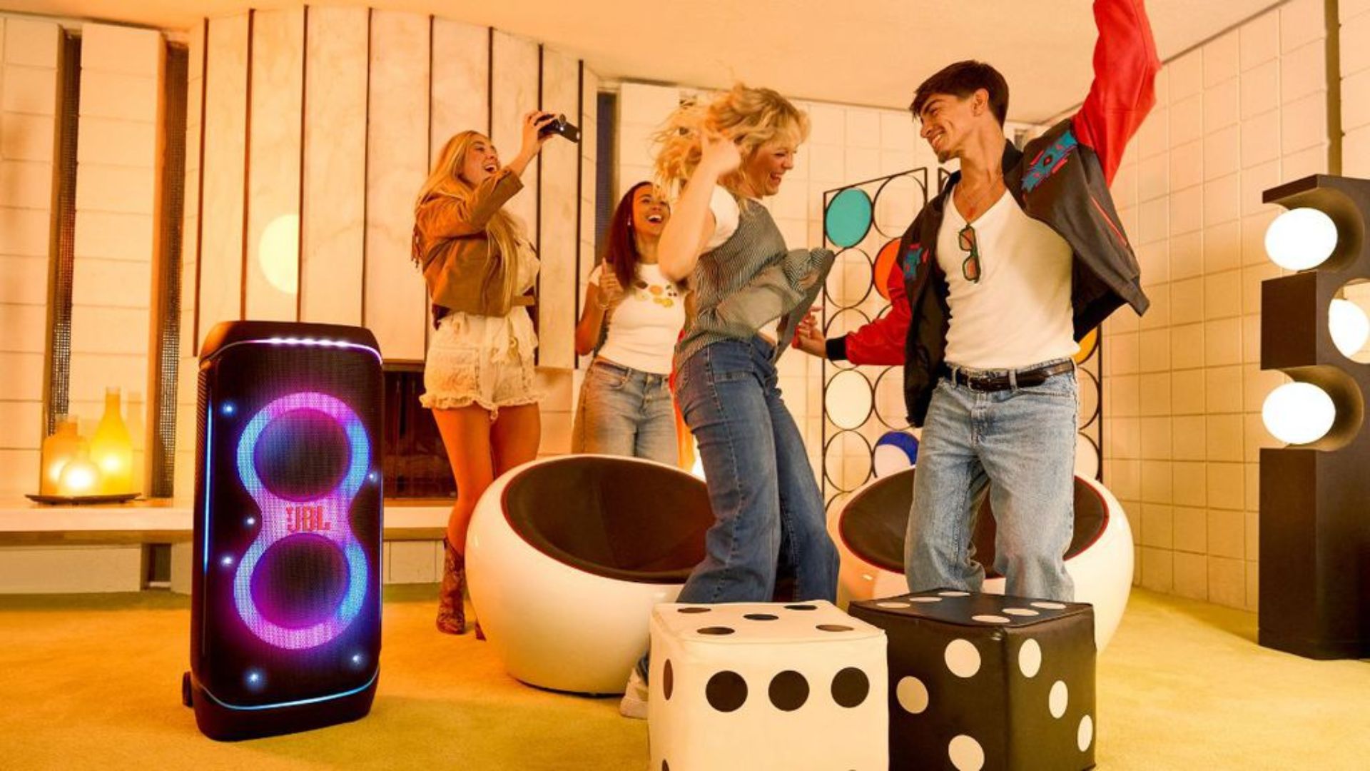 JBL lança a PartyBox 720 com 800W, bateria de 15h, entradas XLR e suporte a Auracast. Modelo já está em pré-venda nos EUA.