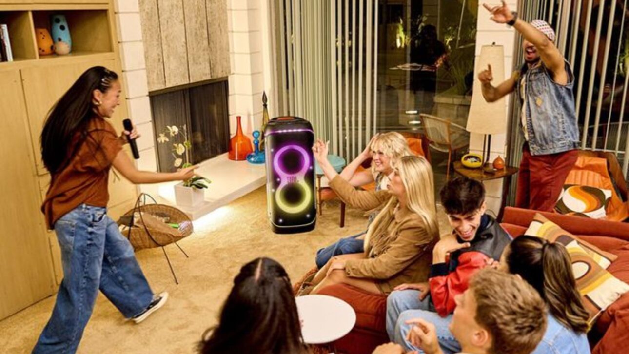 JBL lança a PartyBox 720 com 800W, bateria de 15h, entradas XLR e suporte a Auracast. Modelo já está em pré-venda nos EUA.