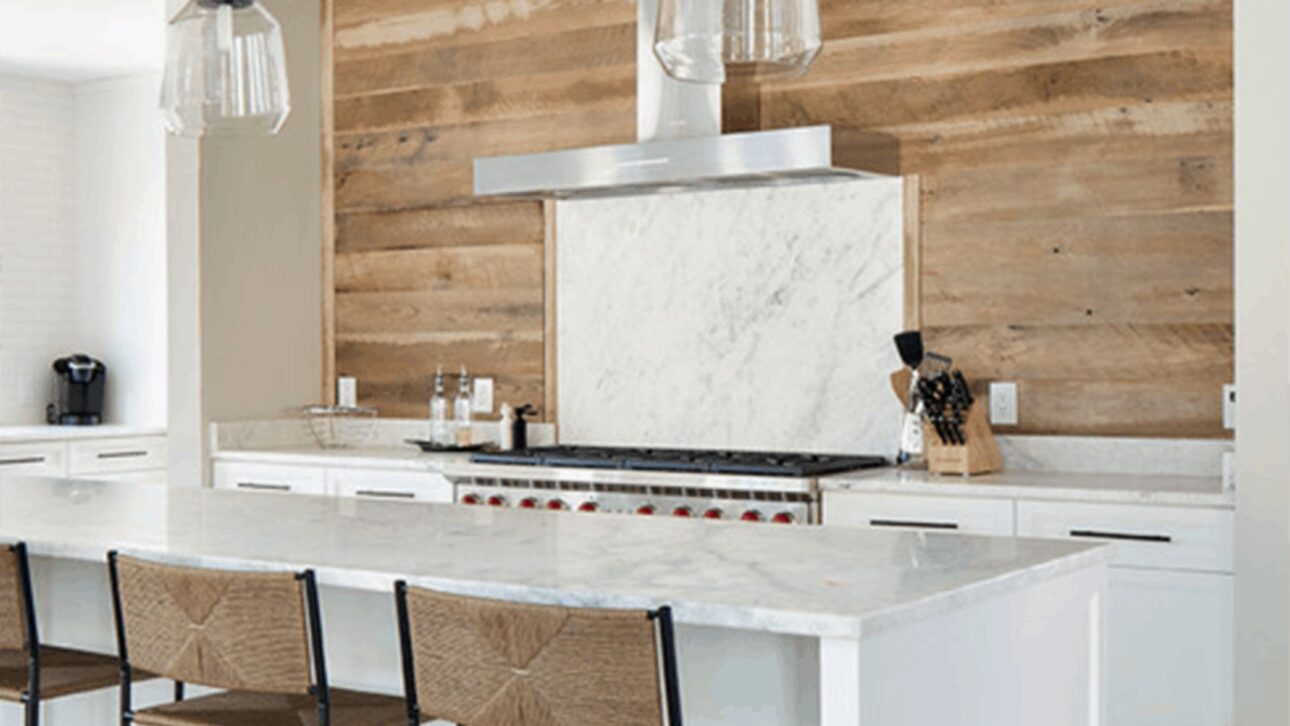 Descubra por que a madeira tratada substitui os azulejos em 2025, trazendo resistência, sofisticação e integração às cozinhas modernas.