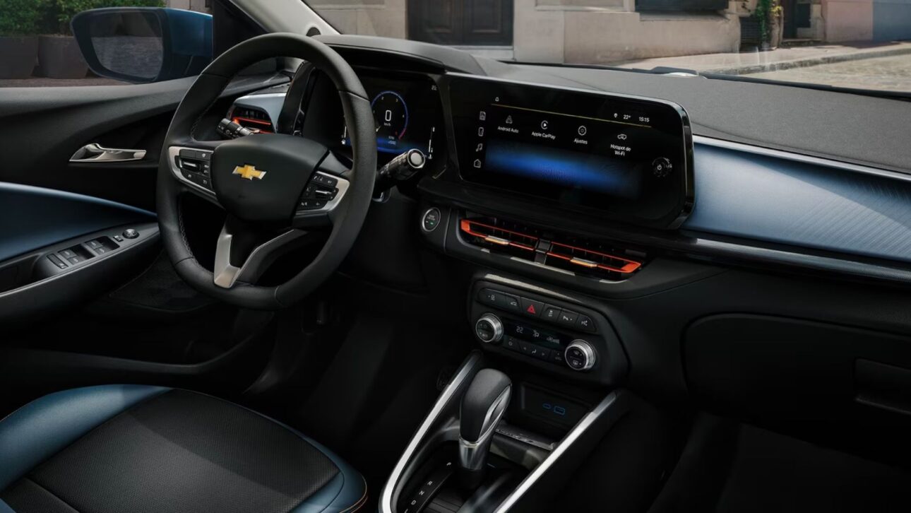 Chevrolet Onix 2026 chega a R$ 100 mil, faz até 19,7 km/l e traz motor 1.0 aspirado de 82 cv com nova correia banhada a óleo.