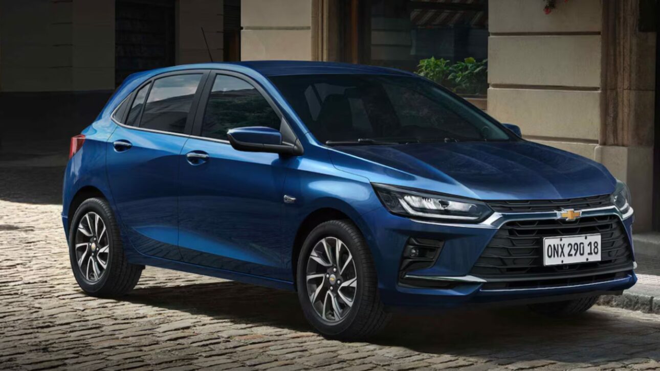 Chevrolet Onix 2026 chega a R$ 100 mil, faz até 19,7 km/l e traz motor 1.0 aspirado de 82 cv com nova correia banhada a óleo.